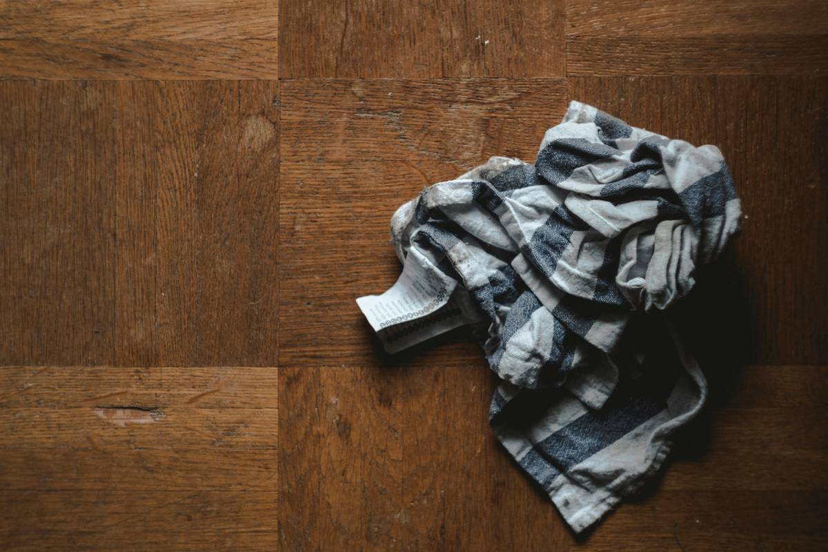 Bar chart comparing annual waste, cost, and carbon footprint of disposable vs. washable mop pads